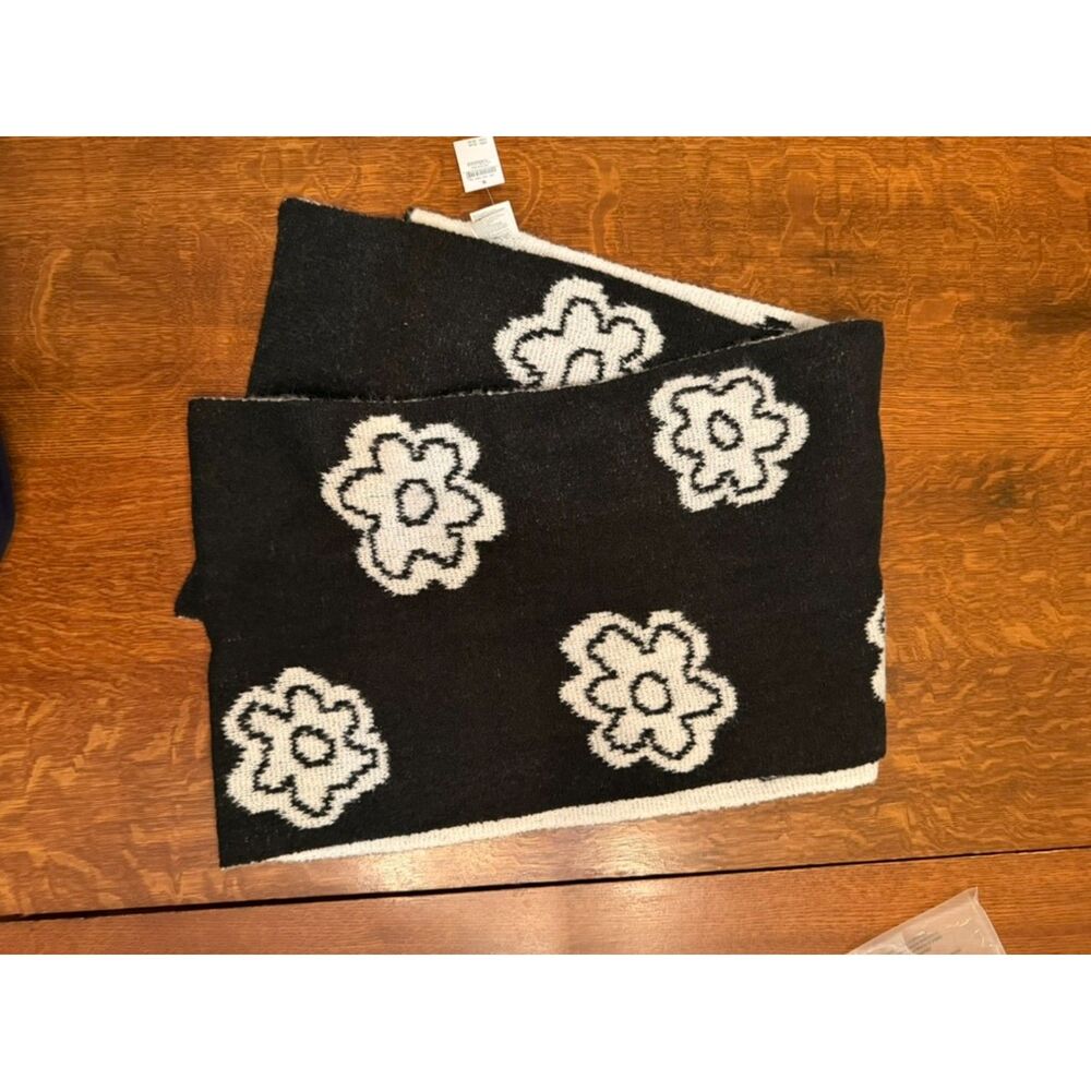NWT American Eagle Black & White Floral Knit Scarf | Soft Cozy Winter Wrap